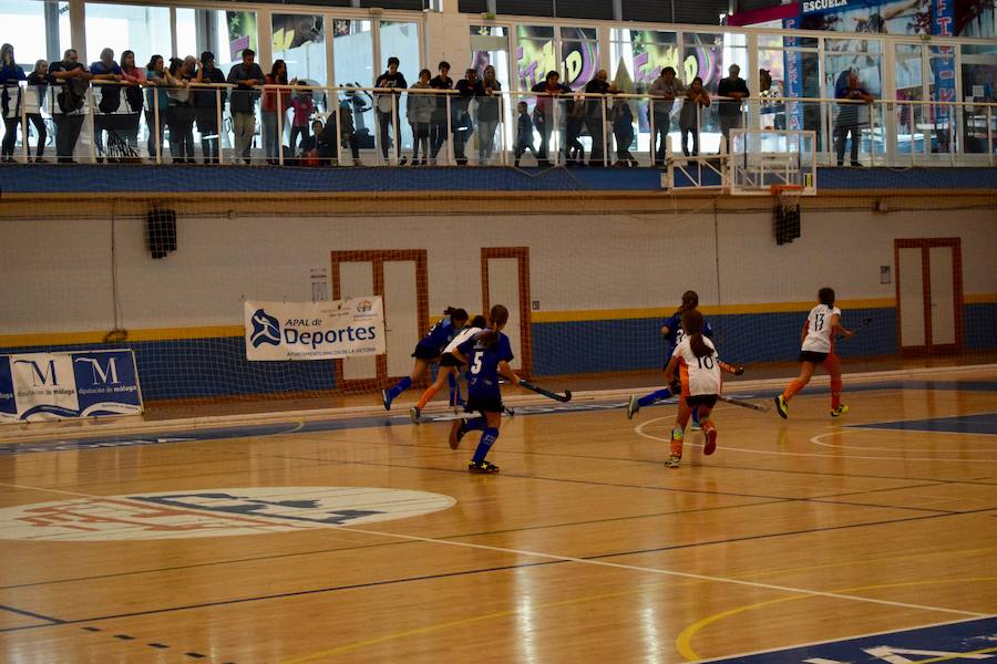 El C.D. La Candelaria Hockey femenino se hizo el pasado domingo con la victoria del Campeonato Andaluz de Hockey Sala en categoría alevín. Una apasionante final que tuvo al público entregado en todo momento. A un minuto de que terminara el partido La Candelaria empató a tres puntos con San Fermando y tuvieron que resolver la final a penaltis. El equipo también se llevó el trofeo a mejor jugadora y jugadora más goleadora.