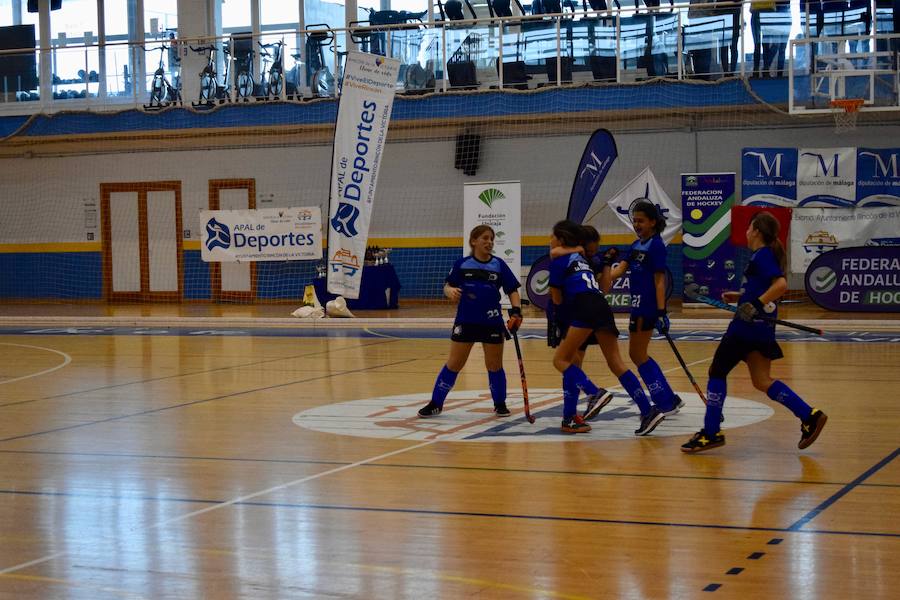 El C.D. La Candelaria Hockey femenino se hizo el pasado domingo con la victoria del Campeonato Andaluz de Hockey Sala en categoría alevín. Una apasionante final que tuvo al público entregado en todo momento. A un minuto de que terminara el partido La Candelaria empató a tres puntos con San Fermando y tuvieron que resolver la final a penaltis. El equipo también se llevó el trofeo a mejor jugadora y jugadora más goleadora.