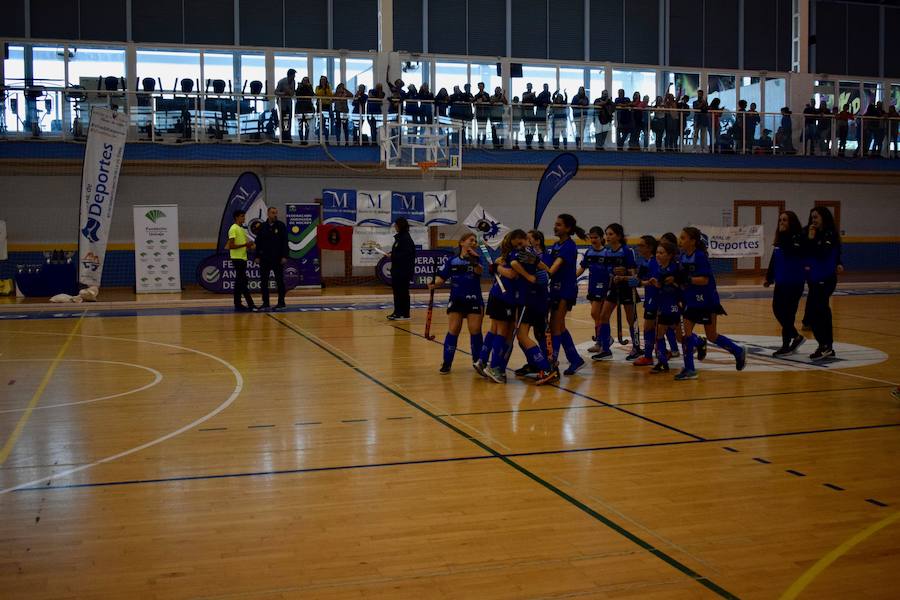 El C.D. La Candelaria Hockey femenino se hizo el pasado domingo con la victoria del Campeonato Andaluz de Hockey Sala en categoría alevín. Una apasionante final que tuvo al público entregado en todo momento. A un minuto de que terminara el partido La Candelaria empató a tres puntos con San Fermando y tuvieron que resolver la final a penaltis. El equipo también se llevó el trofeo a mejor jugadora y jugadora más goleadora.