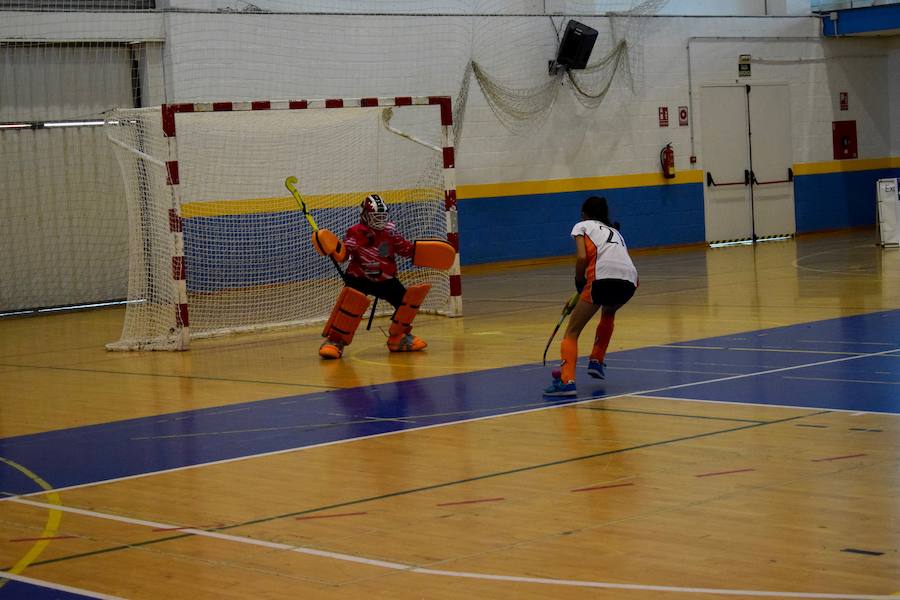 El C.D. La Candelaria Hockey femenino se hizo el pasado domingo con la victoria del Campeonato Andaluz de Hockey Sala en categoría alevín. Una apasionante final que tuvo al público entregado en todo momento. A un minuto de que terminara el partido La Candelaria empató a tres puntos con San Fermando y tuvieron que resolver la final a penaltis. El equipo también se llevó el trofeo a mejor jugadora y jugadora más goleadora.
