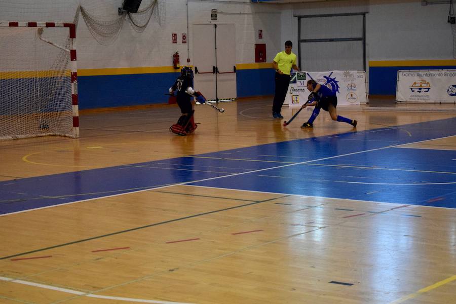 El C.D. La Candelaria Hockey femenino se hizo el pasado domingo con la victoria del Campeonato Andaluz de Hockey Sala en categoría alevín. Una apasionante final que tuvo al público entregado en todo momento. A un minuto de que terminara el partido La Candelaria empató a tres puntos con San Fermando y tuvieron que resolver la final a penaltis. El equipo también se llevó el trofeo a mejor jugadora y jugadora más goleadora.