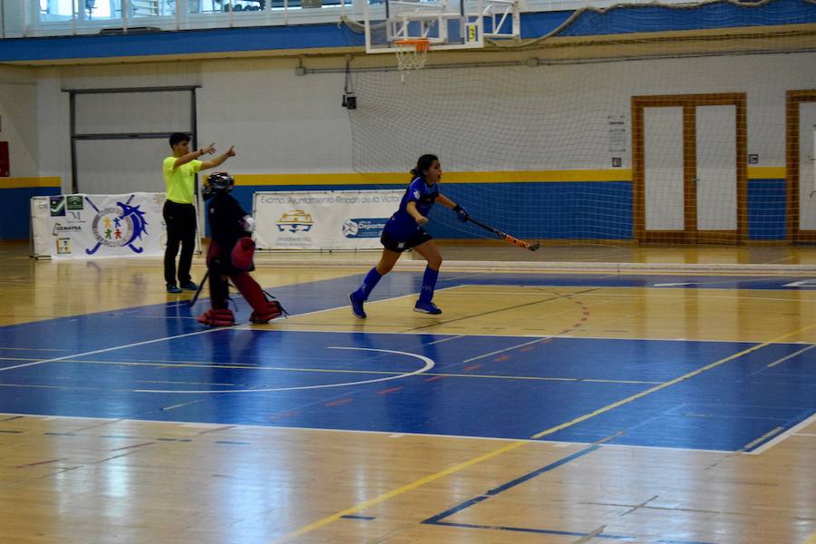El C.D. La Candelaria Hockey femenino se hizo el pasado domingo con la victoria del Campeonato Andaluz de Hockey Sala en categoría alevín. Una apasionante final que tuvo al público entregado en todo momento. A un minuto de que terminara el partido La Candelaria empató a tres puntos con San Fermando y tuvieron que resolver la final a penaltis. El equipo también se llevó el trofeo a mejor jugadora y jugadora más goleadora.