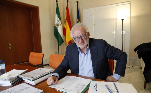 El secretario general de Innovación Cultural y Museos, en su despacho en la Consejería de Cultura. 