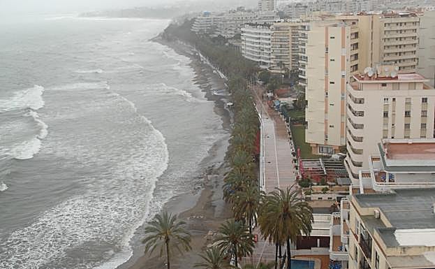 Los efectos de los temporales de los últimos años han sido devastadores en las playas urbanas, que llegan prácticamente a desaparecer engullidas por las olas 