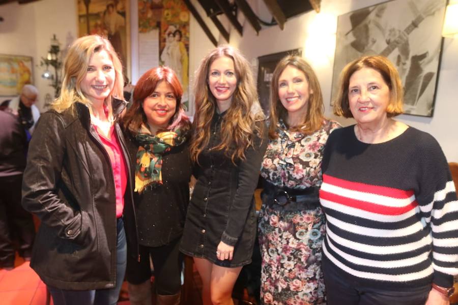 Los Lunares de El Pimpi dedican su tarde al teatro. En la foto, Esther García, Norma Galiano, Carola Pérez, María Carmen Brenes y Antonia Lozano.