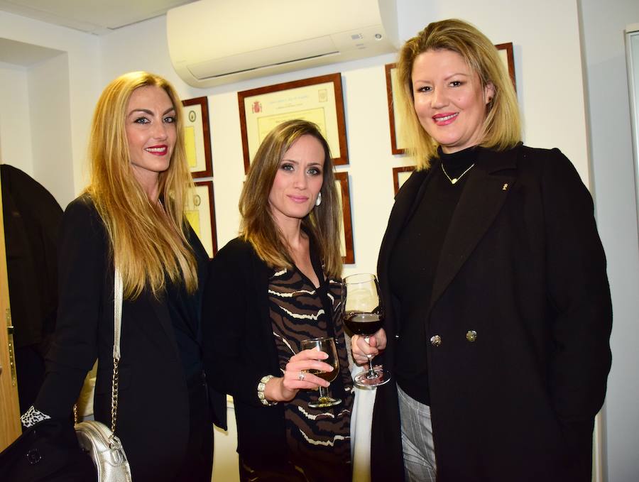 La Clínica Salas & Sánchez Yagüe celebra su inauguración con una fiesta apadrinada por Sergio Scariolo. En la foto, María Maldonado, Begoña Rabaneda y Bárbara Moro.