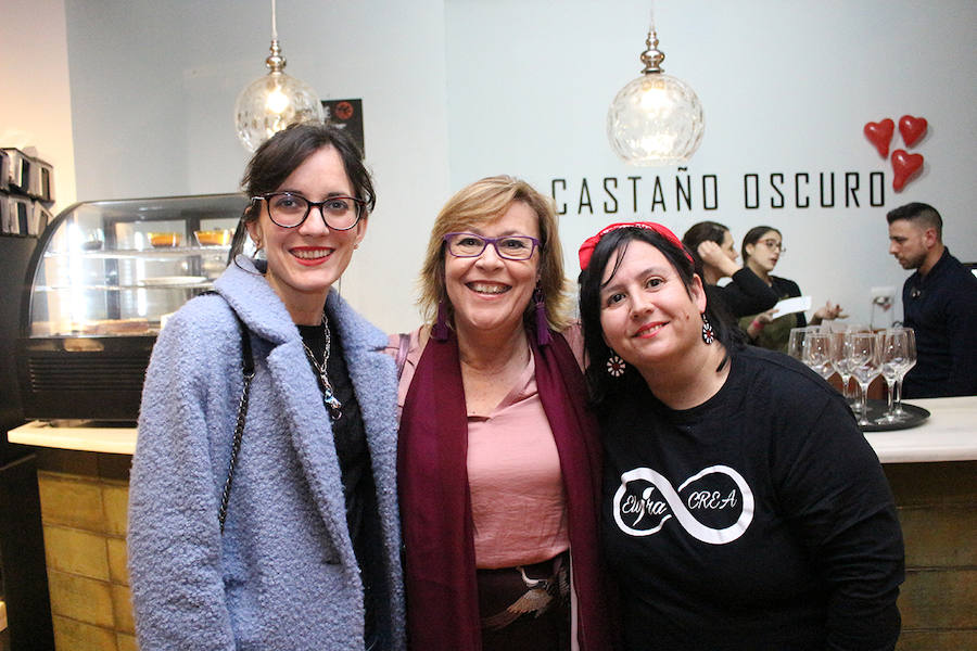 El restaurante Castaño Oscuro acoge la exposición conjunta ‘In love with art’, formada por diez artistas. En la foto, Blanca Álvarez, Concha Llaquet y Elvira Gómez. 