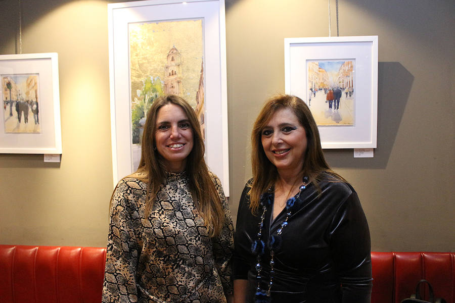 El restaurante Castaño Oscuro acoge la exposición conjunta ‘In love with art’, formada por diez artistas. En la foto, Sonia Gálvez y Lola Ramírez. 