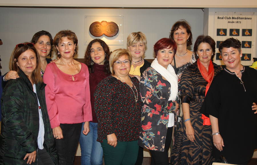 El Club Mediterráneo colabora en Dragon Boat. En la foto, Elisabeth Plaza, Eugenia García, Nieves Fariñas, Eva Tosina, Ana María Margüeda, Amalia Urquiza, Juana María Rubio, Mercedes García-Mauriño, Elvira Fernández y Lola Tapia.