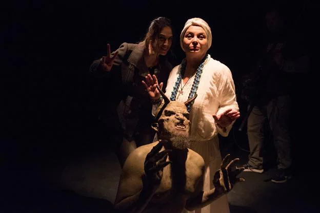 Nuria Fergó, Belén Caballero y César Strawberry, en la Cueva del Tesoro, durante el rodaje.