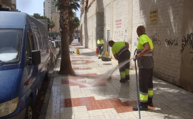 Operarios municipales, acondicionando una calle de Torremolinos. 