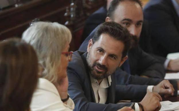 De la Torre ratifica en sus cargos a ambos ediles, pero elude asegurar que vayan en la lista electoral