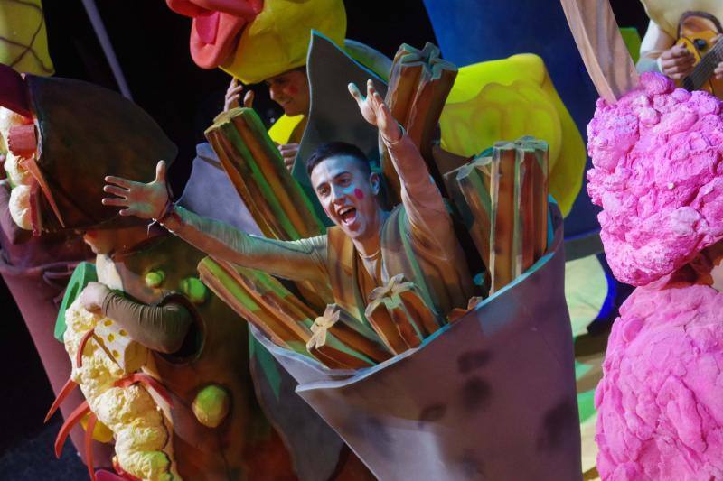 Murga 'No nos perdemos ni una' durante la segunda semifinal del concurso del Carnaval de Málaga.