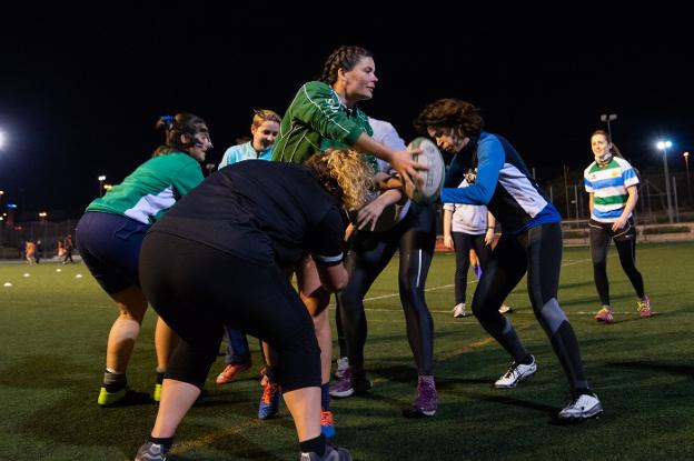 Jugadoras del CDU UMA Rugby Femenino, en un entrenamiento. :: félix palacios