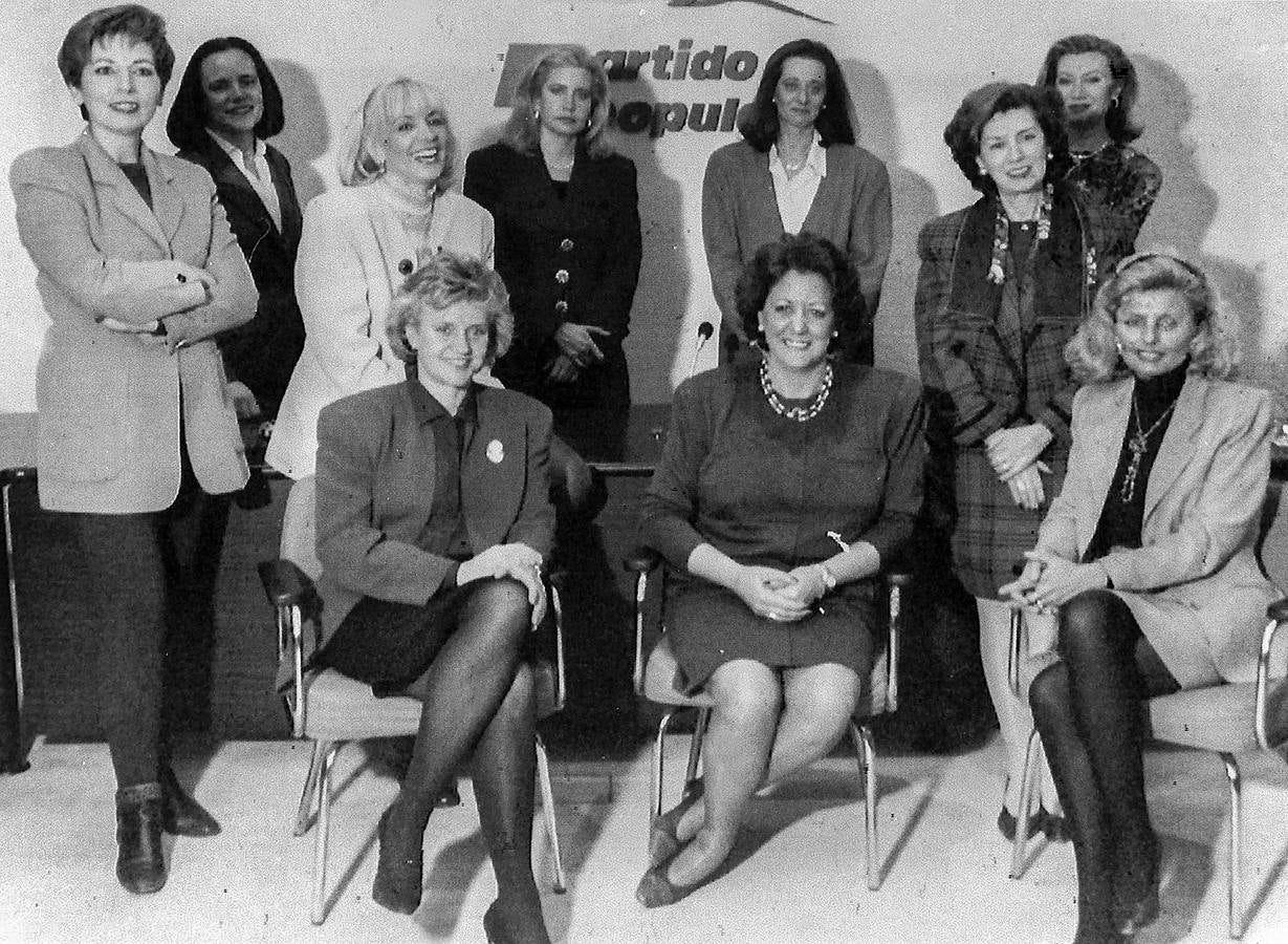 1993. Ejecutiva de mujeres del PP bajo la presidencia de José María Aznar en el PP.