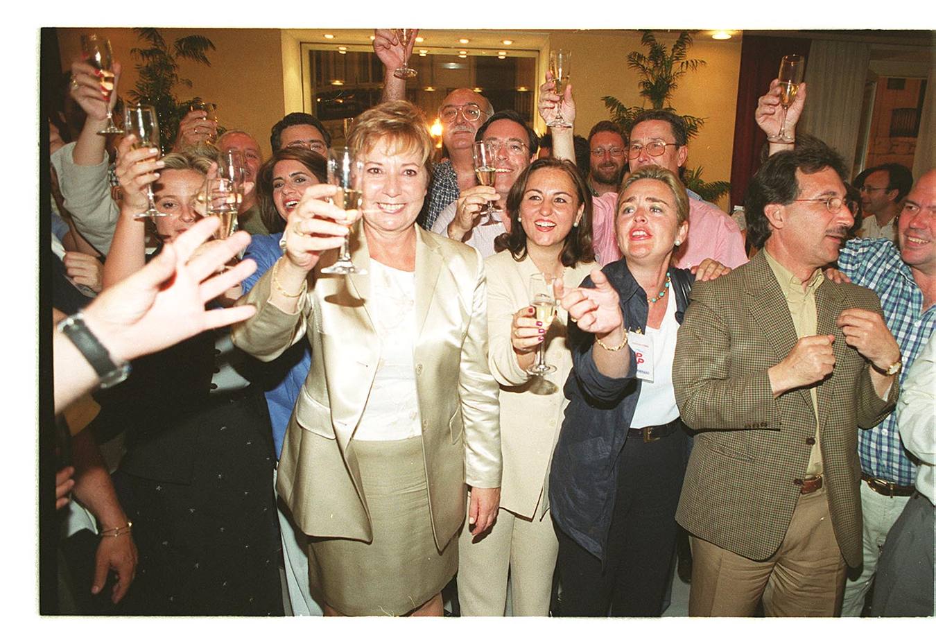 1999. Celebración de los resultados las municipales en las que Celia Villalobos obtuvo mayoría absoluta.