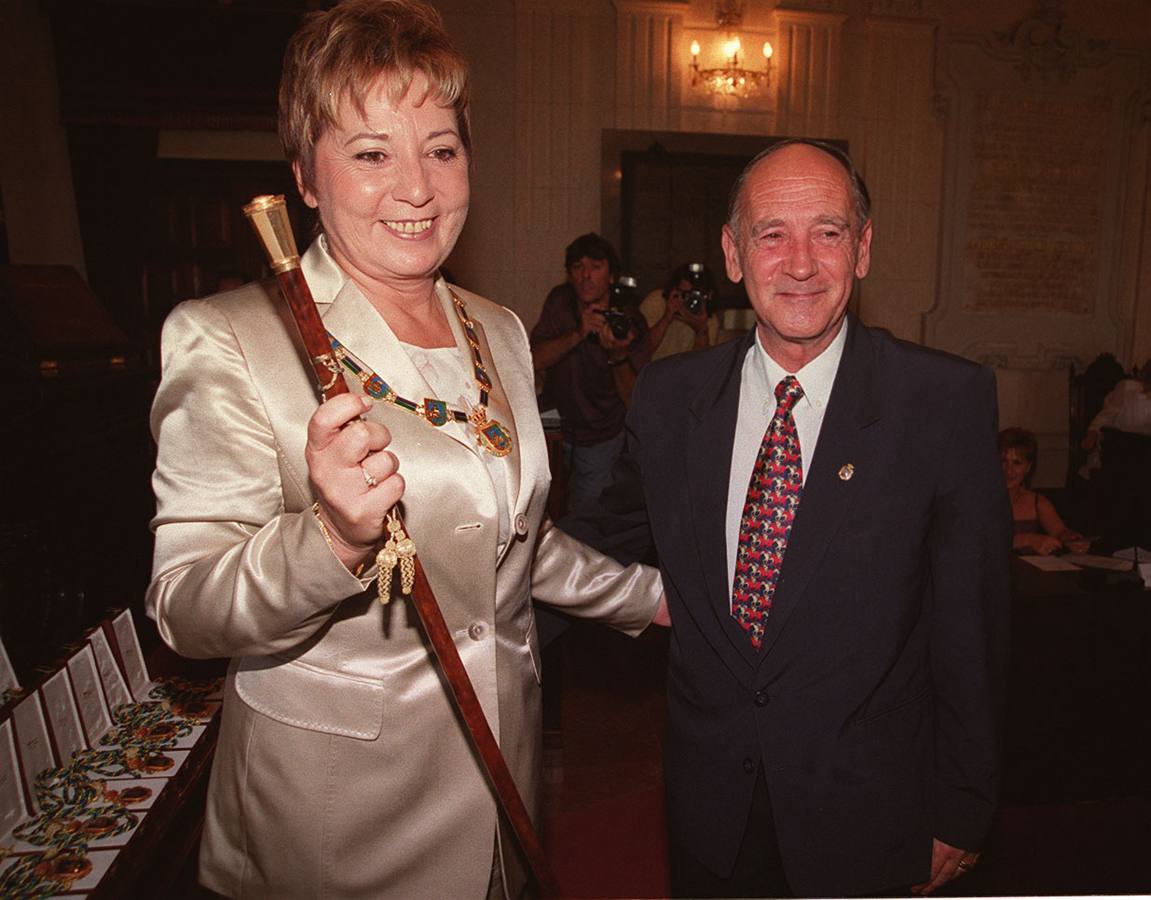 1999. Celia Villalobos, durante la toma de posesión como alcaldesa. En esas municipales obtuvo mayoría absoluta.