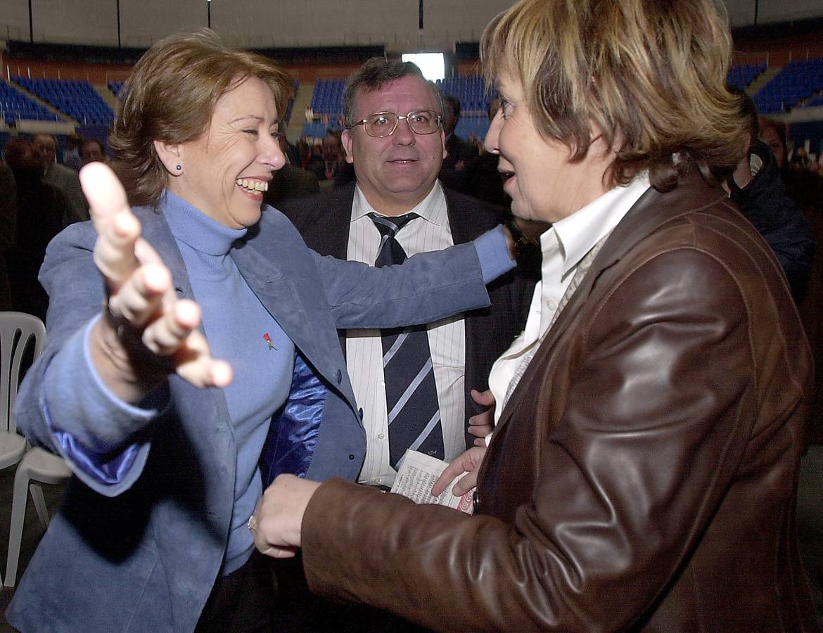 2004. Celia Villalobos saluda a la socialista Magdalena Álvarez, su rival política en las elecciones de ese año.