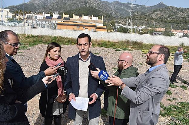 Miguel Díaz, ayer, atiende a los medios de comunicación. 