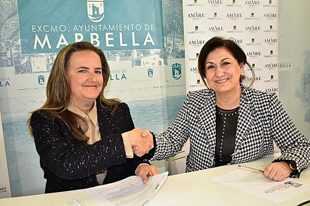 La consejera de Fuerte Group estrecha la mano de la directora general de Cultura.