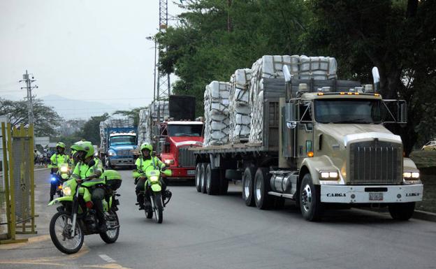 Convoy de camiones con ayuda humanitaria para Venezuela, a su llegada a la frontera con Colombia