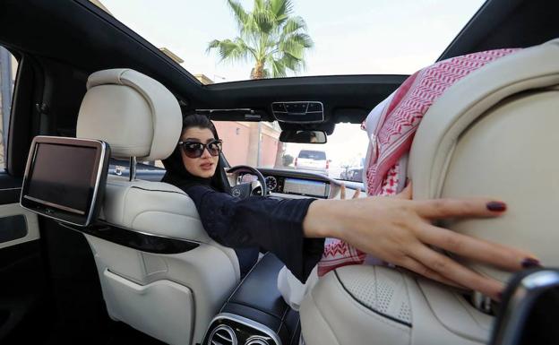 Una mujer saudí al volante. 