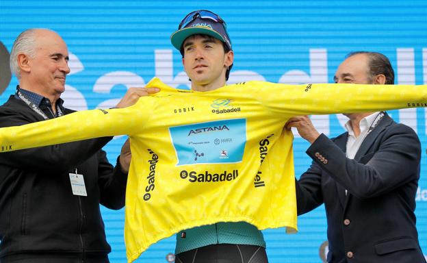 Ion Izaguirre, con el jersey de líder en la Vuelta a la Comunitat Valenciana, en la que logró el triunfo días atrás. 