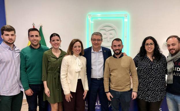 Ortíz junto a sus compañeros de partido. 