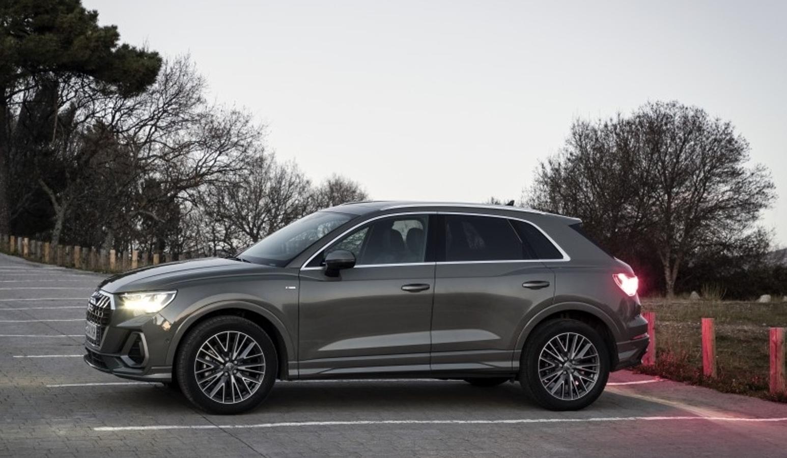 El nuevo Audi Q3 representa un cambio radical frente al modelo anterior. Es de mayor tamaño y se caracteriza por un diseño más deportivo con detalles como la nueva parrilla delantera octogonal. Se comercializa desde 35.880 euros.