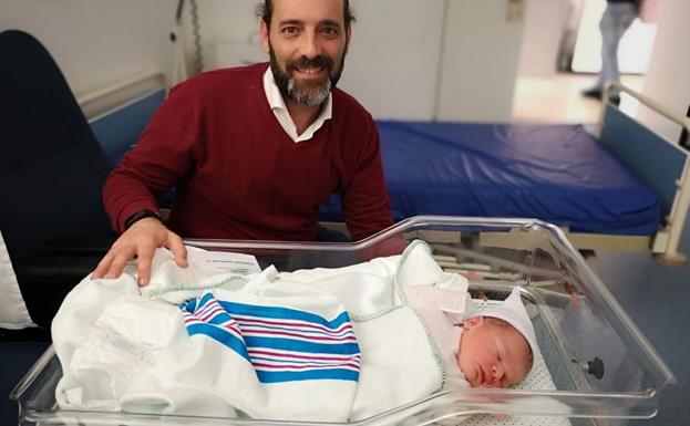 Juan Cassá, en el Materno con su hijo recién nacido –el quinto–, Salvatore. 
