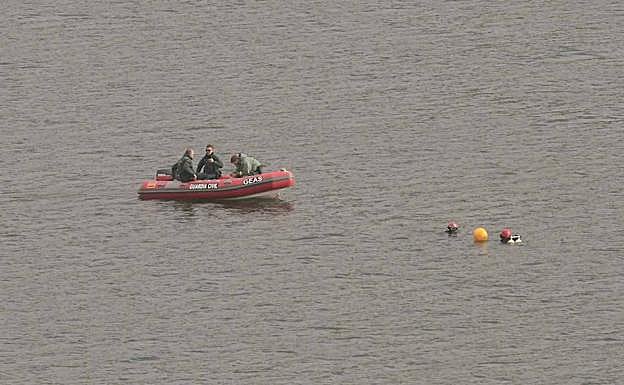 Submarinistas de la Guardia Civil, durante la búsqueda en el pantano de Iznájar. 