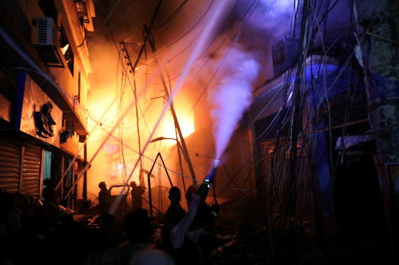 Las imágenes del desastre que se desató en un almacén de productos químicos de la capital bangladesí