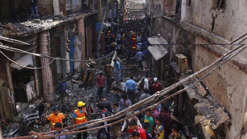 Las imágenes del desastre que se desató en un almacén de productos químicos de la capital bangladesí