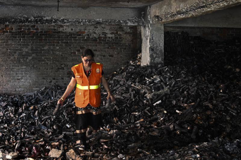 Las imágenes del desastre que se desató en un almacén de productos químicos de la capital bangladesí