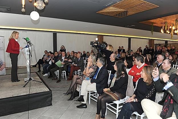Ángeles Muñoz durante su intervención en el desayuno-coloquio de Apymem. :: josele-lanza