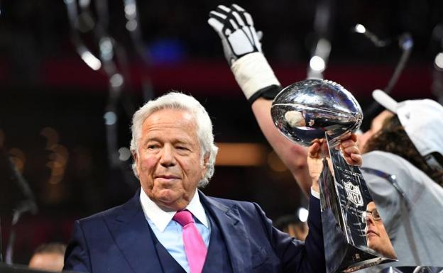 Robert Kraft, con el trofeo de la última Super Bowl de los Patriots. 