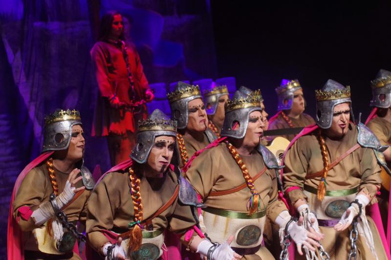 Cuarto premio en comparsa: 'En el nombre de la rosa'.