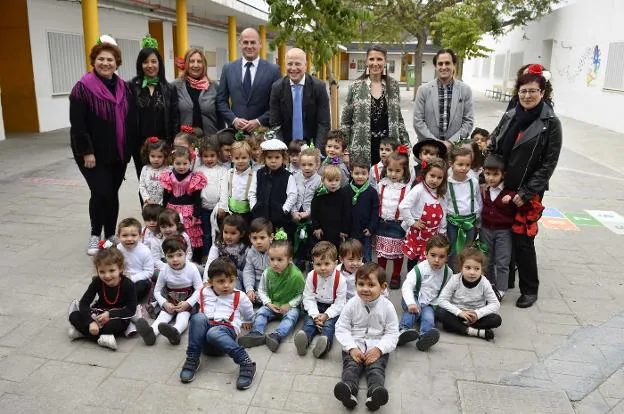 El consejero y la delegada provincial, con niños de Infantil del colegio Clara Campoamor. :: germán pozo