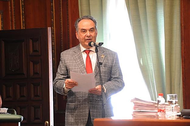Antonio Belón, durante su intervención en el Pleno. :: josele-lanza