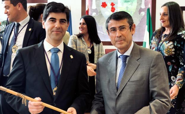 Francis Salado recibe el bastón de mando del exalcalde Fernando Fernández. 