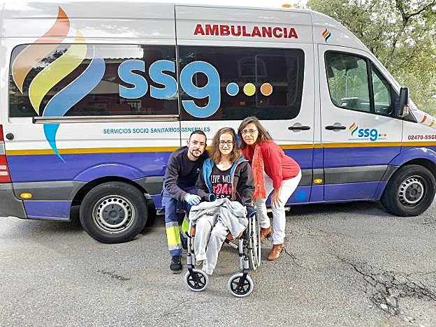 Sarah Almagro y su madre, en uno de sus desplazamientos diarios al hospital . 