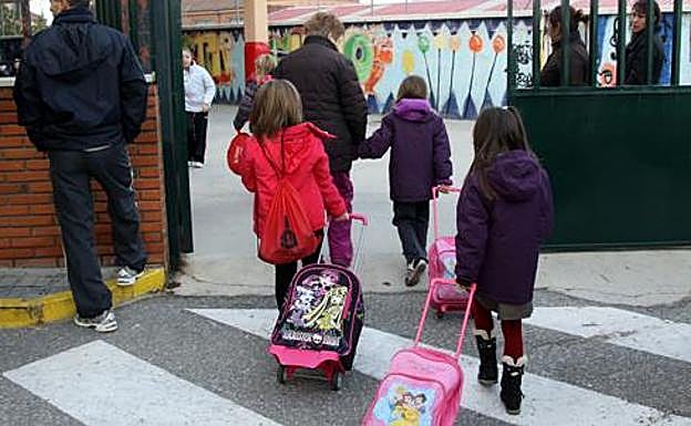 Niños acuden al colegio en su primer día de clase, en una imagen de archivo.