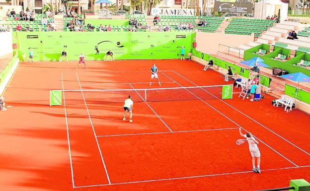 Panorámica de la pista central del Club de Tenis Puente Romano en un partido de dobles de la edición de 2018. 