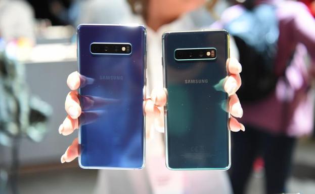 A la izquierda, el Samsung S10+ y a la derecha el S10.