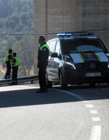 Imagen secundaria 2 - Fallece un conductor al caer su vehículo por un puente de la AP-7