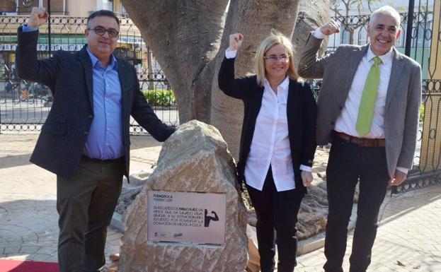 El presidente de AVOI, Juan Carmona, la alcaldesa de Fuengirola, Ana Mula y el padre del joven fallecido, Francisco Ráez, este lunes. 