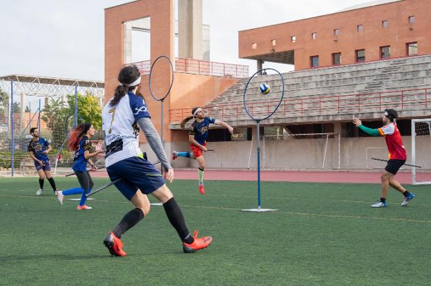 El Malaka Vikings entrena una vez a la semana en el campo de fútbol de la UMA. :: félix palacios 