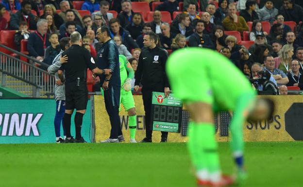 Sarri, Zola y Caballero hablan con el árbitro Jon Moss mientras Kepa sigue en el campo sin mirar a la escena 