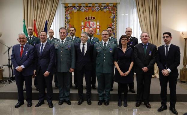 El ministro del Interior, en el centro de la imagen, junto a los galardonados y diversas autoridades.