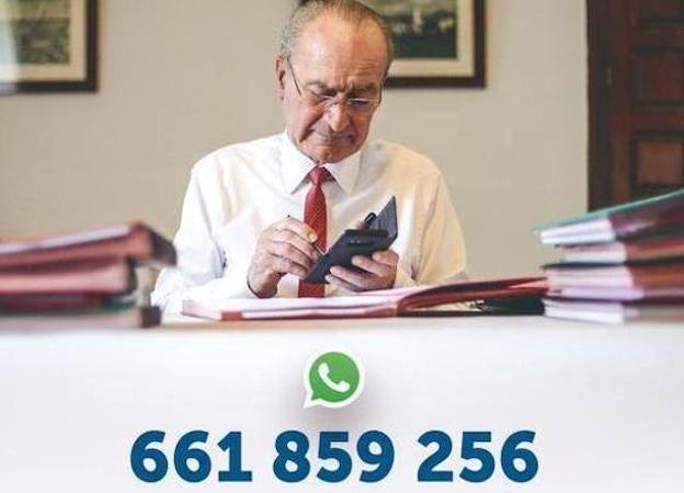 La imagen del alcalde con el teléfono de WhatsApp en el que recibe las propuestas.